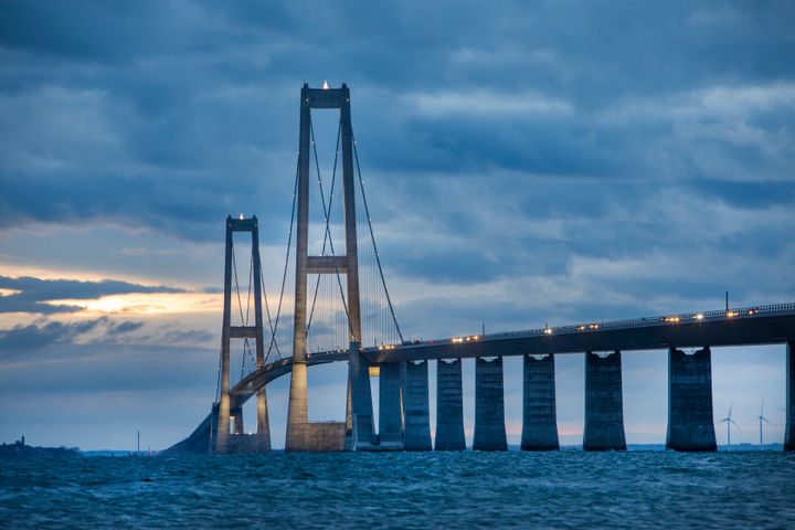 I løbet af december kan man opleve juletræerne lyse op i mørket på toppen af Storebæltsbroens pyloner. Træerne tændes hver aften ved mørkets frembrud og lyser frem til solopgang.