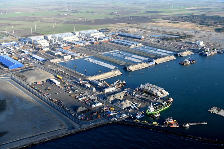 Specialfartøjet IVY gennemgår de sidste test i Rødbyhavn, og tilpasningen af tunnelrenden til nedsænkning af de første tunnelelementer er i gang.