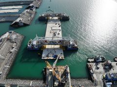 Specialfartøjet IVY 1&2 i arbejdshavnen foran tunnelfabrikken ved Rødbyhavn.