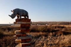 Skulpturen "Naturen Vakler" er 9 meter høj og formet efter familiespillet Klodsmajor.