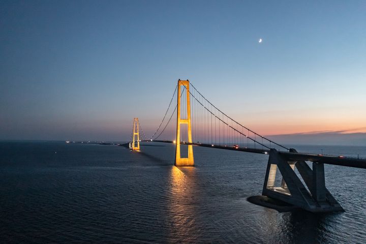 Pylonerne lyst op i gult.