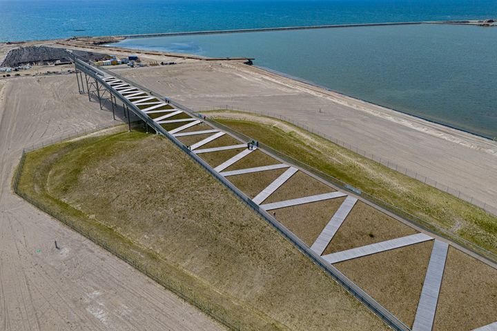 Pilen ved byggeriet af Femern Bælt-tunnelen er 217 meter lang og 24 meter høj.