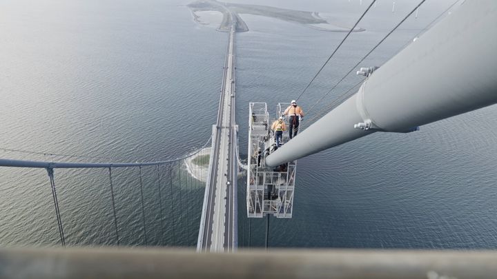 Den gamle kabelplatform på et af Storebæltsbroens hovedkabler. Kabelplatformen bruges til forskellige vedligeholdelsesarbejder og kan køre på kablet helt op til toppen af pylonerne i 254 meters højde.