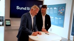Administrerende direktør i Sund & Bælt Mikkel Hemmingsen (tv.) og næstformand i Odense Havn og borgmester i Odense Peter Rahbæk Juel (th.) skriver under på en eksklusivaftale om fremtidigt partnerskab om Femern-anlæg.