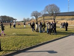 VANDløb 2025. Lige over 100 forventningsfulde skolebørn fra Haarby Skole, Strandmølleskolen og Glamsbjerg Fri- og Efterskole fordriver tiden med leg og spil på ventepladsen inden de skal ud på ruten.