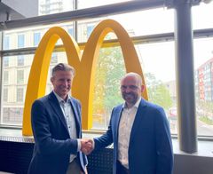 Mads Friis (administrerende direktør hos McDonald’s i Danmark) og Mads Brøgger (direktør i NOrlys' energiforretning) giver hånd på den nye aftale om lynladestandere.