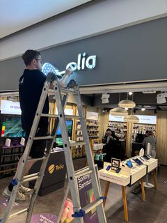 I de mange nuværende Telia-butikker arbejdes der i disse dage på højtryk for at omdanne dem til Norlys-butikker.