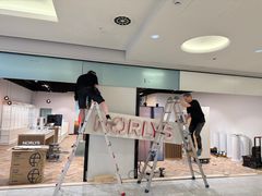 Alle tidligere Telia-butikker har nu fået udskiftet facadeskilte og interiør, så det er de rød-hvide Norlys-farver, der pryder butikkerne.