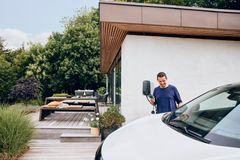 Elbilister med en intelligent ladeboks, kan blot nøjes med at koble bilen til og så lader boksen selv, når elpriserne er lavest eller decideret negative - det har den været i hele 661 timer i år.