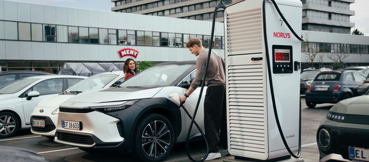 Som elbilejer er der flere ting, du selv kan gøre for at køre længere på en opladning.