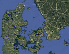 De blå prikke på kortet viser den planlagte udbygning af mobilnettet i Danmark i løbet af 2026. Den endelige placering af de nye mobilantenner afhænger af, at TN-Network opnår de nødvendige byggetilladelser, lejekontrakter med mere.