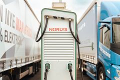 Når ladestationen ved Aarup åbner vil to lastbiler kunne lade samtidig, men det er planen at udbygge kapaciteten med yderligere seks ladepladser i løbet af 2026.