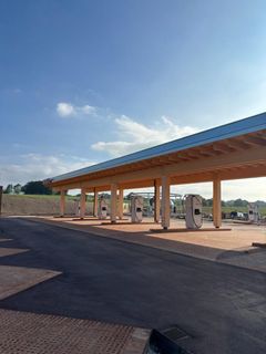 Lørdag d. 4. juli åbner Norlys en ny lynladepark i Fremtidsparken ved Rønde på Djursland, hvor elbilister kan nyde et pusterum i grønne arealer. For at markere åbningen vil det være muligt at lade bilen helt op lynhurtigt op for bare 0 kroner.
