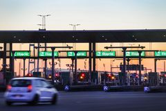 Betalingsanlægget ved Storebæltsbroen efter solnedgang.