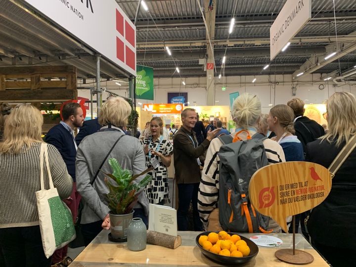 Økologisk Landsforenings internationale markedschef Dennis Hvam diskuterer økologi på Nordic Organic Food Fair 2023 i Malmö.