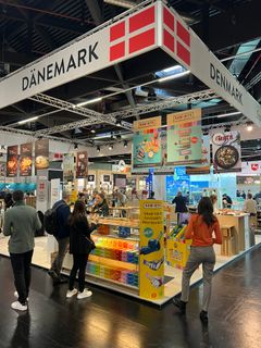 Den danske fællesstand er samlet under rød-hvide farver.