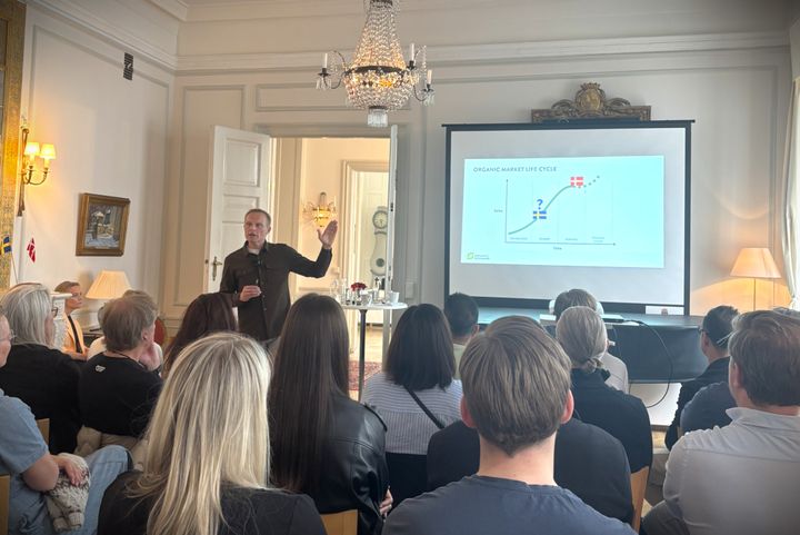Dennis Hvam, international markedschef i Økologisk Landsforening, peger på stærke partnerskaber mellem brands og detailkæder, når han giver bud på, hvorfor Danmarks økologimarked er tre gange større end i Sverige.