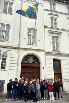 Delegationen, her foran den svenske ambassade i København, talte 35 fagfolk fra detailhandlen i Sverige samt den økologiske branche i Danmark og Sverige.