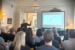 Dennis Hvam, international markedschef i Økologisk Landsforening, giver den svenske delegation bud på, hvorfor Danmarks økologimarked er tre gange større end det svenske. Her er delegationen samlet på den svenske ambassade i København.