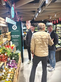 Den svenske delegation så konkrete eksempler på, hvordan partnerskaber mellem brands og butikskæder øger det økologiske udvalg i Danmark. Her er det grøntsager mv. fra abonnementsordningen Aarstidernes shop-in-shop i butikskæden Meny.