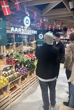Den svenske delegation så konkrete eksempler på, hvordan partnerskaber mellem brands og butikskæder øger det økologiske udvalg i Danmark. Her er det grøntsager mv. fra abonnementsordningen Aarstidernes shop-in-shop i butikskæden Meny.