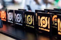 Det Økologiske Spisemærke findes i guld, sølv og bronze. Ideen er, at det motiverer både private og offentlige professionelle køkkener til gradvis at øge økologiprocenterne.