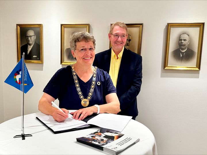 Borgmester i Gladsaxe Kommune Trine Græse mødtes den 26. juni med leder af beskæftigelsesindsatsen KLAPjob Claus Bergman Hansen på Gladsaxe Rådhus for at underskrive en ny samarbejdsaftale, der skal bidrage til, at flere borgere med kognitive handicap kommer i job.