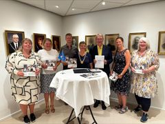 Her ses fra venstre Sasha Mastek, KLAPjob-konsulent og distrikts-koordinator, leder af Ungeenheden Anne Madsen, psykiatri- og handicapchef Søren Hvid Karsten, borgmester Trine Græse, leder af KLAPjob Claus Bergman Hansen, jobcenterchef Gitte Rønman og job- og virksomhedskonsulent fra BAS Anni Spiele, da aftalen blev underskrevet på Gladsaxe Rådhus.