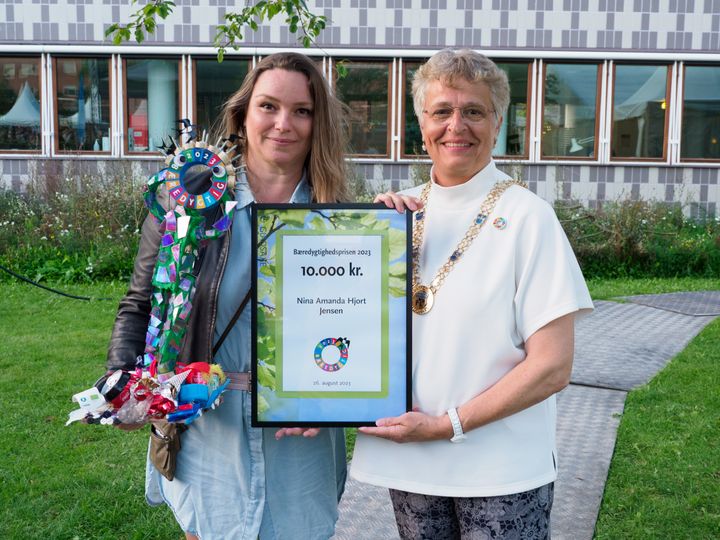 Nina Amanda Hjort Jensen, vinder af Gladsaxe Bæredygtighedspris 2023, med borgmester Trine Græse. Foto: Kaj Bonne.
