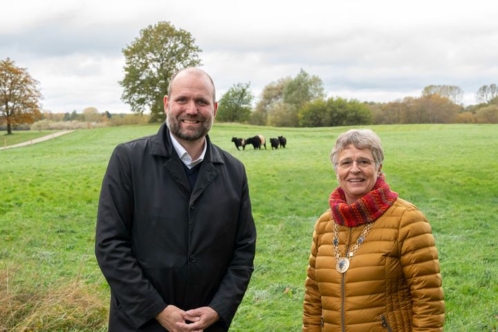 Borgmester i Herlev Kommune, Thomas Gyldal Petersen og borgmester i Gladsaxe Kommune, Trine Græse bød i dag det nye kvæg velkommen til Fedtmosen.