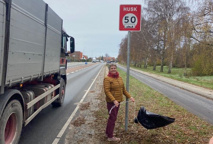 Borgmester Trine Græse indvier de nye kampagneskilte med lavere hastighedsgrænse på Bagsværdvej