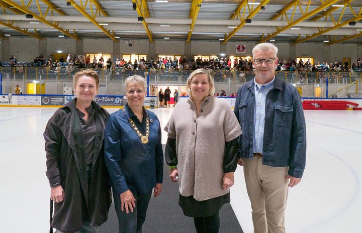 Formand for Fritids- og Idrætsudvalget Christina Rittig Falkberg, borgmester Trine Græse, formand Berit Tromborg, Gladsaxe Skøjteløber-Forening og formand John Uhrenfeldt fra Gladsaxe Ishockey ved indvielsen.