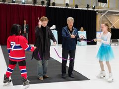 Formand for Fritids- og Idrætsudvalget Christina Rittig Falkberg og borgmester Trine Græse klipper snoren for officielt at markere indvielsen af den nye skøjtehal. Snoren holdes af en ishockeyspiller og en skøjteløber.