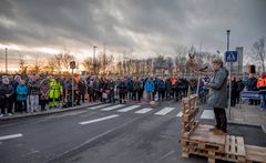 Borgmester Trine Græse holdt tale for de fremmødte borgere, inden hun klippede den røde snor og erklærede genbrugsstationen for åben.