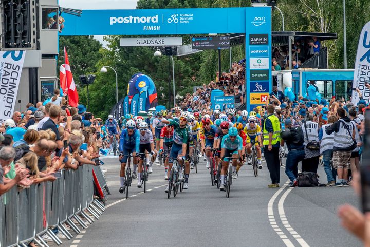 Gladsaxe har de seneste to år været værtsby for PostNord Danmark Rundt. Begge år har det været begivenheder, der har tiltrukket tusindvis af borgere i alle aldre til ruten og cykelfesten i Gladsaxe. Foto er fra 2024, hvor Tobias Lund Andresen blev vinder af den afsluttende etape i Gladsaxe.