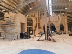 Et trælandskab af klatrevægge tårner sig op, når man træder ind i den gamle skøjtehal i Gladsaxe. Klatrehallen kommer blandt andet til at rumme en 13 meter høj Via ferrata, som er den første af sin slags i Danmark og den 4. af sin slags i verden.