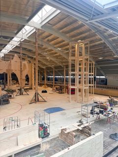 I forgrunden ses nogle af de ni stolper af douglasgran fra Silkeborg. Stolperne vil supplere og forbinde de forskellige aktiviteter med hinanden via netgange og broer.