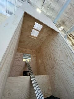 Der indgår fragmenter af de gamle bander, med en masse puckmærker, i klatrestativerne. Puckmærkerne vidner om de mange ishockeykampe, der tidligere er blevet spillet i hallen.