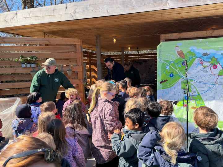 1.800 børn vil få uddelt Svalens Naturkort, som skal inspirere til gode oplevelser i naturen. I dag blev det nye kort fejret ved et arrangement i Børnehuset Mosen.