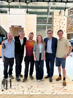 Fra venstre er det ansvarlig for økonomi og aftaler Kristian Sørensen fra GoMonkey, Jon Sohl Eriksen fra GoAdventure, Jonas Kofoed fra Gladsaxe OCR, Christina Falkberg, forkvinde for Kultur-, Fritids- og Idrætsudvalget, borgmester Serdal Benli og Daniel Monby, GoMonkey ved onsdagens festlige markering for alle samarbejdspartnere.