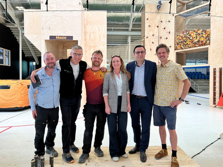 Fra venstre er det Kristian Sørensen fra GoMonkey, Jon Sohl Eriksen fra GoAdventure, Jonas Kofoed fra Gladsaxe OCR, Christina Falkberg, forkvinde for Kultur-, Fritids- og Idrætsudvalget, borgmester Serdal Benli og CEO Daniel Monby, GoMonkey ved onsdagens festlige markering for alle samarbejdspartnere.