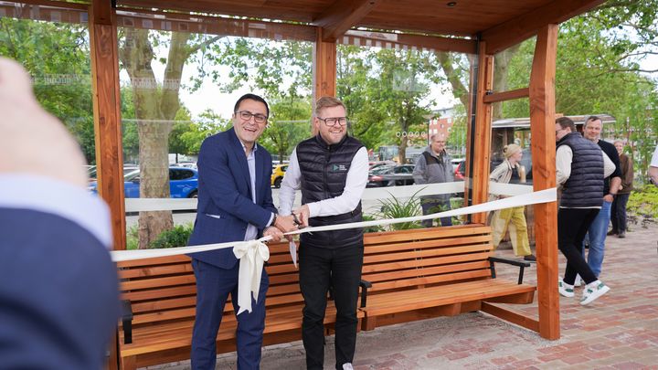 Gladsaxes borgmester Serdal Benli og direktør Karsten Rask Mikkelsen fra Bauer Outdoor Media Danmark indvier Danmarks første bæredygtige buslæskærm i Gladsaxe.