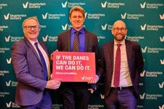 Rasmus Prehn (th.), Rune-Christoffer Dragsdahl (midten) og Richard fra det britiske Vegetarian Society (tv.) under et besøg i det britiske parlament.