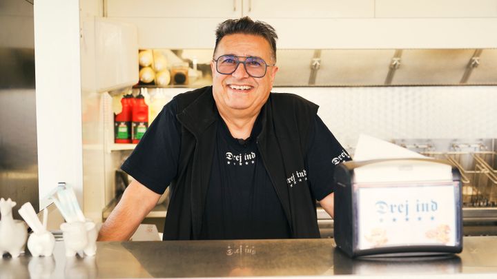 Den klassiske grillbar Drej Ind i Jels har lanceret en ny plantebaseret burger, “Rustic Smoke”, som allerede vækker interesse hos stamkunder og ejeren selv.