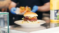 “Rustic Smoke”-burgeren fås med røgsmag og specialdressing. Burgeren indgår fast i sortimentet og kan bestilles både som takeaway og til servering i restauranten.