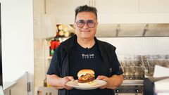 Hos Drej Ind i Jels har ejeren Ali Seren fået smag for den nye plantebaserede burger, der overrasker både ham og stamkunderne positivt.