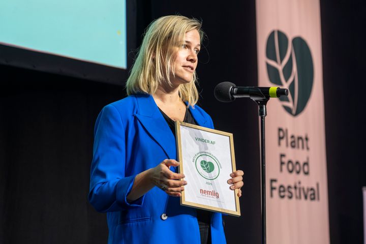 Cathrina Dybdahl, ESG og kommunikationsdirektør hos Nemlig.com, modtager prisen under Plant Food Festival i Øksnehallen lørdag den 1. november.