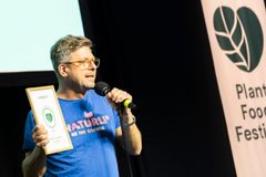 Naturli's "smørbar" modtog prisen for Årets Produkt, som forbrugerne har været med til at stemme på. Henrik Lund, CEO i Naturli', modtog prisen.