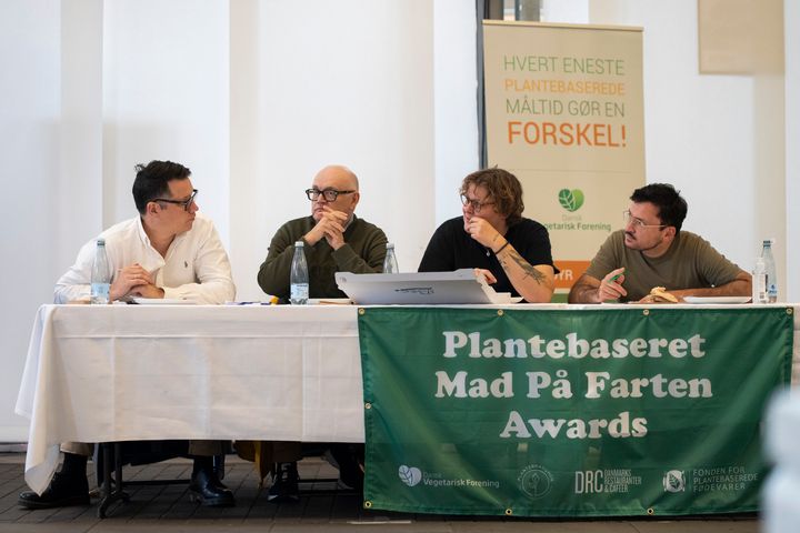 Dommerpanelet vurderede blandt andet retterne på smag og konsistens. Fra venstre: Søren Kyed, Henrik Ørholst, Line Tscherning og Umut Sakarya.