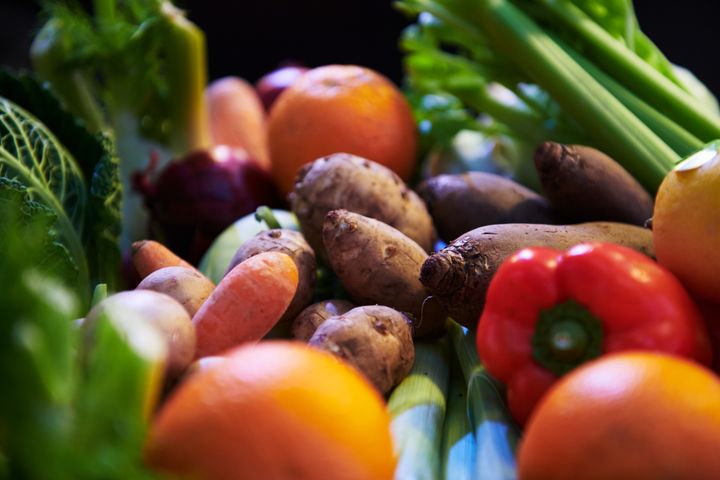 Momsfrit frugt og grønt koster 4,4 mia. kr. Da et flertal i Folketinget har afsat 6 mia. kr., er der et overskud på 1,6 mia. kr. DVF mener, at pengene bør investeres i dansk produktion af frugt og grønt for at sikre fødevareforsyningen og et stærkt landbrug i fremtiden.